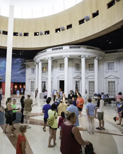 Personnes visitant la bibliothèque et le musée présidentiels d'Abraham Lincoln