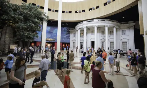 Personnes visitant la bibliothèque et le musée présidentiels d'Abraham Lincoln