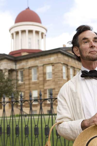 L'acteur Lincoln devant l'ancien Capitole de Springfield