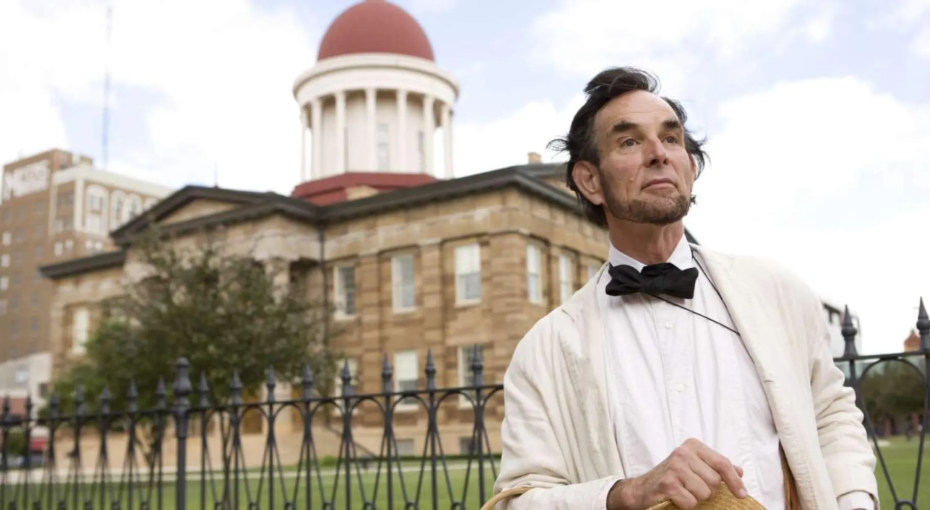 L'acteur Lincoln devant l'ancien Capitole de Springfield