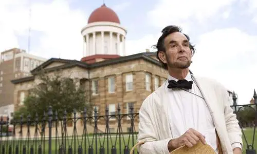 L'acteur Lincoln devant l'ancien Capitole de Springfield