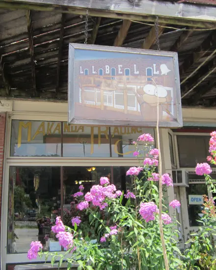 La vitrine de Makanda Trading Co, sur la promenade de Makanda