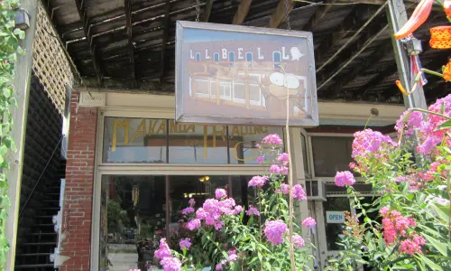 La vitrine de Makanda Trading Co, sur la promenade de Makanda