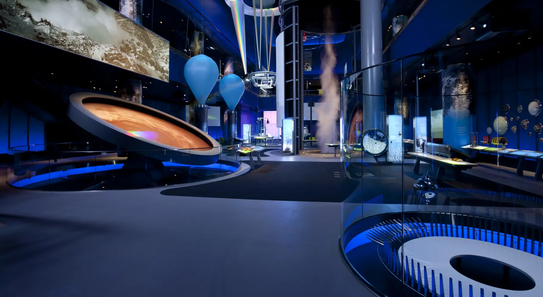 Une chambre sur le thème de l'espace avec des lumières bleues