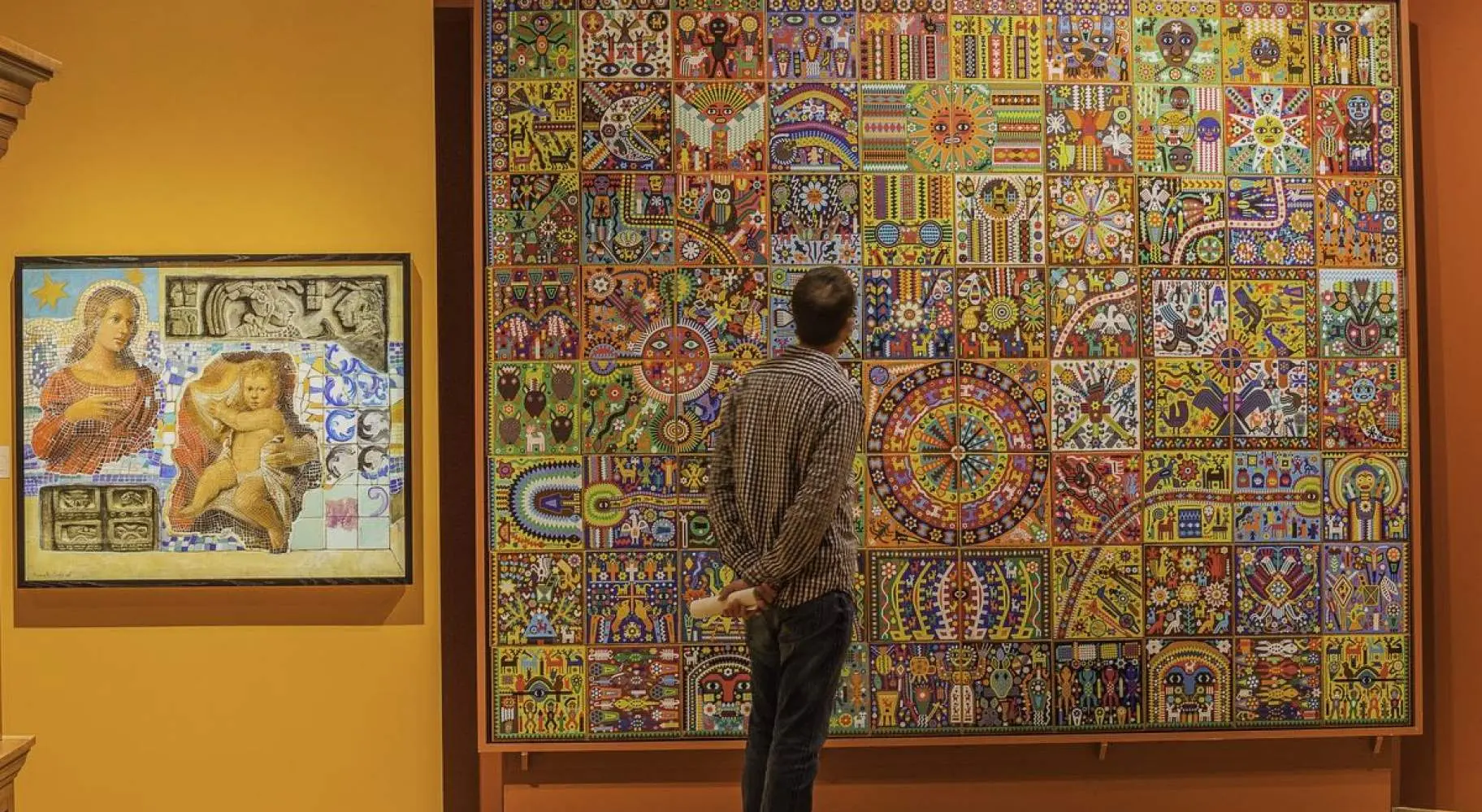 Personne regardant une œuvre d'art au Musée national d'art mexicain