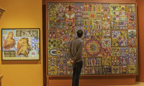 Personne regardant une œuvre d'art au Musée national d'art mexicain