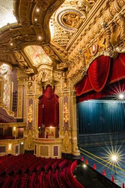 Une photo montrant l'intérieur du Théâtre Oriental.