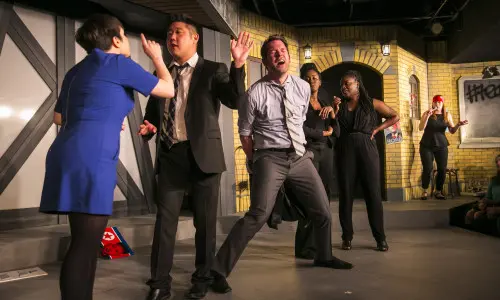 Acteurs jouant sur scène au Chicago Theatre.