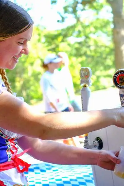 Femme allemande versant une bière à partir d'un robinet