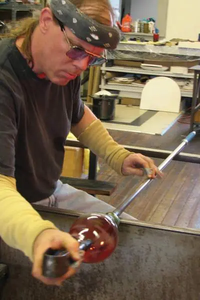 Un homme qui conçoit du verre