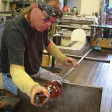 Un homme qui conçoit du verre