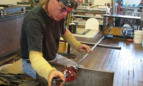 Un homme qui conçoit du verre