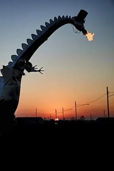 Le Kaskaskia Dragon, une grande sculpture de dragon crachant du feu.