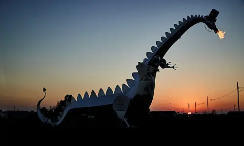 Le Kaskaskia Dragon, une grande sculpture de dragon crachant du feu.