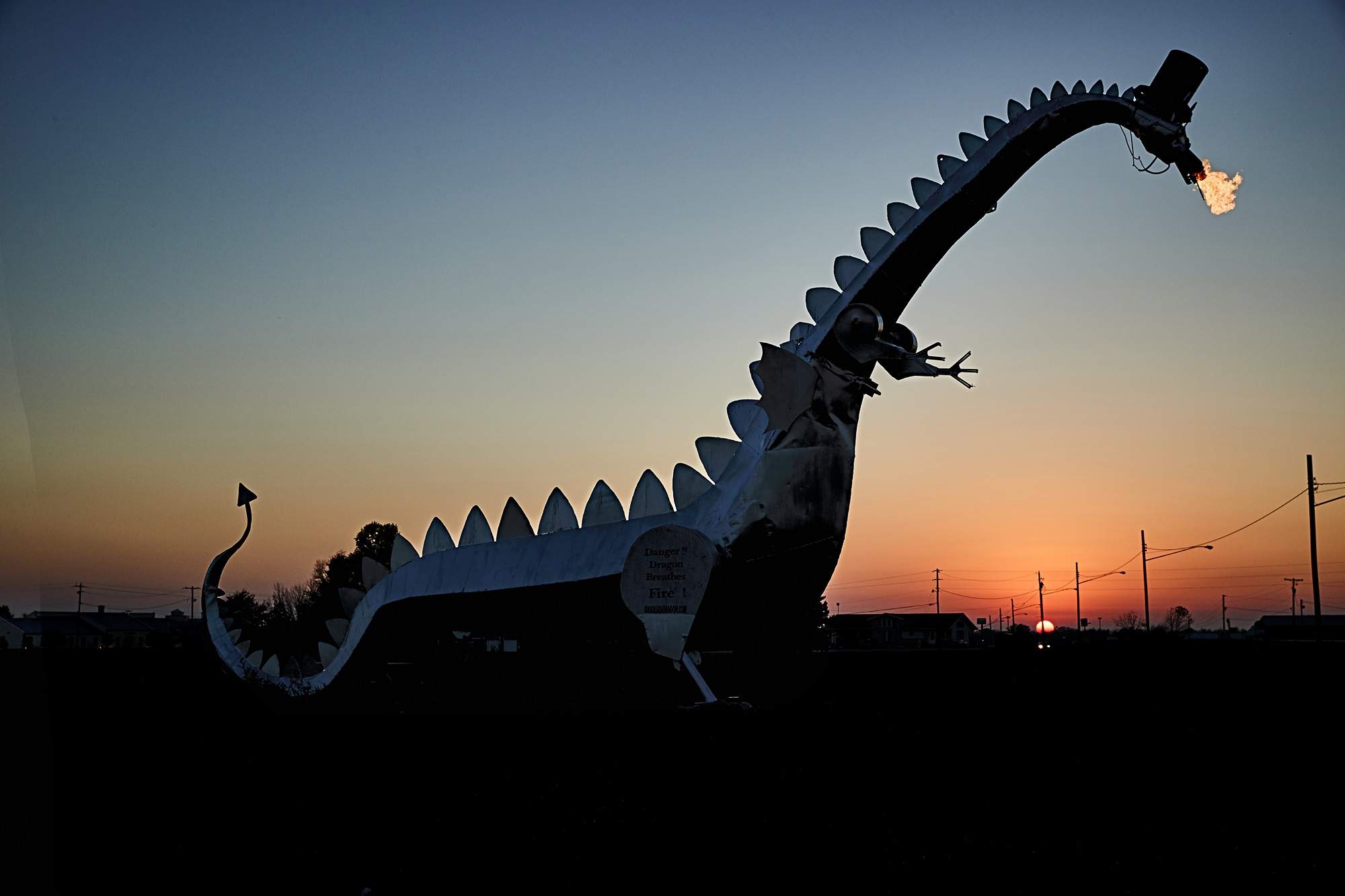Le Kaskaskia Dragon, une grande sculpture de dragon crachant du feu.