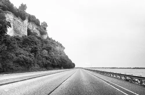 Une route en bord de mer