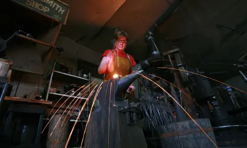 Personne moulant du métal