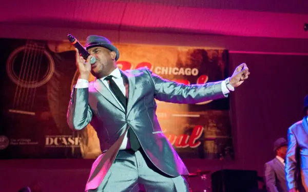 Homme en costume chantant au festival de blues de Chicago