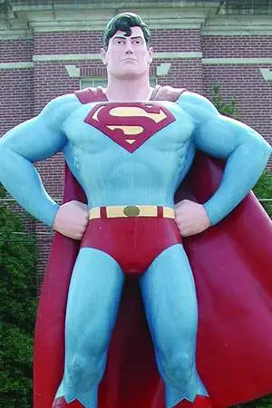 une statue de Superman à l'extérieur d'un bâtiment