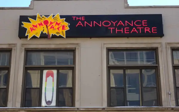 L'extérieur de l'Annoyance Theater dans le quartier de Lakeview à Chicago