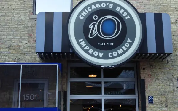 L'extérieur du iO Theater, anciennement connu sous le nom d'Improv Olympic