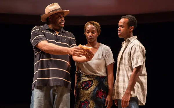 Trois acteurs sur scène dans "Objects in the Mirror" au Goodman Theatre 