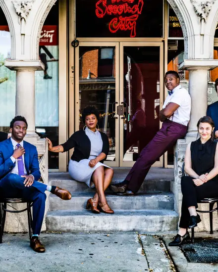 Les acteurs du spectacle primé Discontent posent devant le Second City Comedy Club à Chicago.