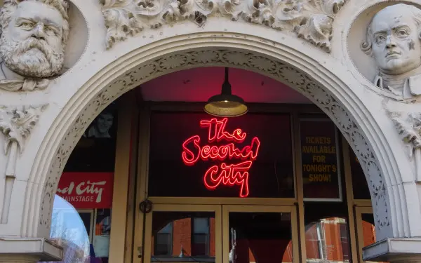 Enseigne au néon pour The Second City au-dessus de l'entrée du théâtre