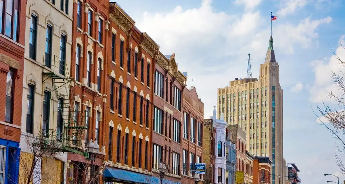Des bâtiments bordent une rue de Wicker Park pendant la journée.