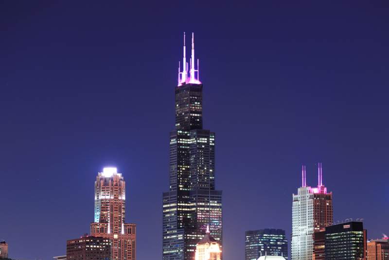 Willis Tower, s'élevant au-dessus des autres bâtiments dans l'horizon nocturne de Chicago