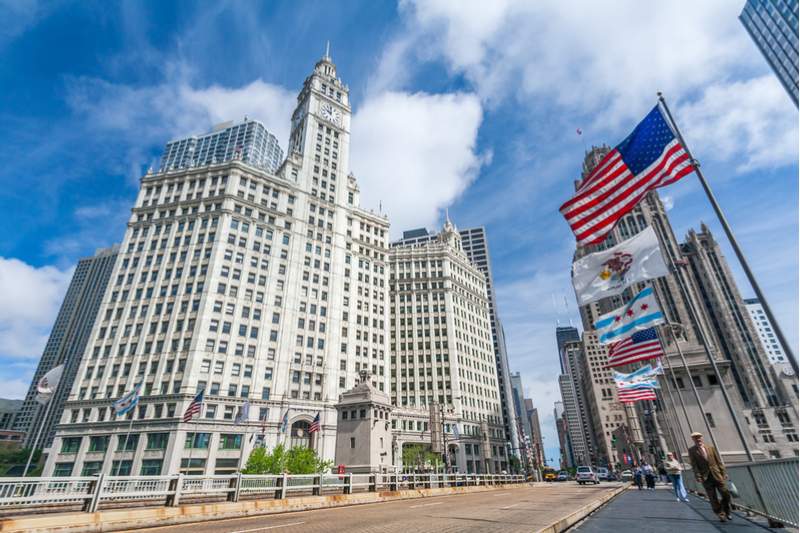 Le Wrigley Building de Chicago, vu depuis le pont de Michigan Avenue