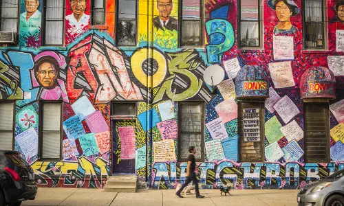 Marcher devant une peinture murale