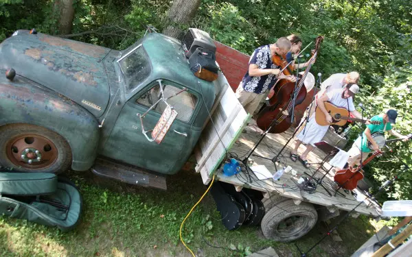 L'orchestre de Owl Creek Vineyard joue à l'arrière d'un camion.