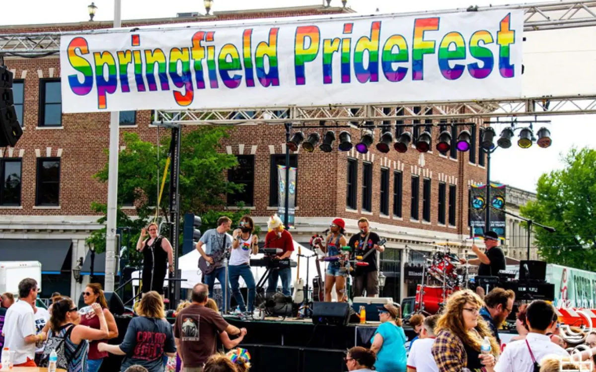 groupe se produisant au pridefest