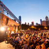 Les gens regardent le festival du blues à Chicago.