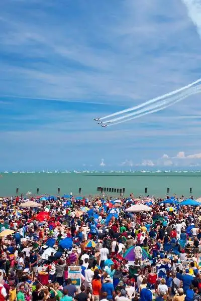 Des jets effectuent des acrobaties aériennes au Chicago Air and Water Show.