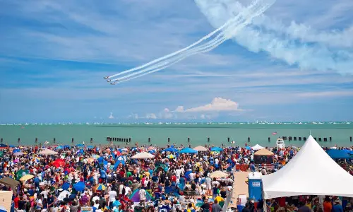 Des jets effectuent des acrobaties aériennes au Chicago Air and Water Show.