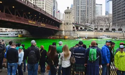 Foule regardant la rivière se faire teindre