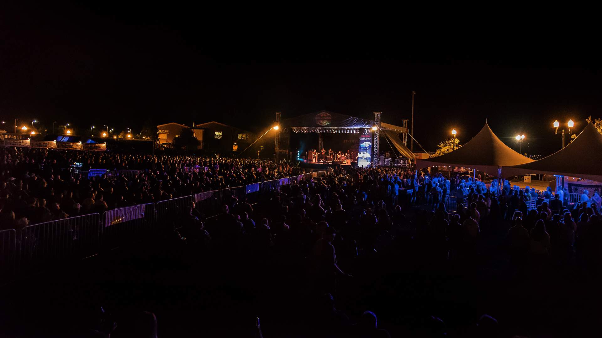 La nuit, la foule assiste à un spectacle lors du Peoria Blues and Heritage Festival.
