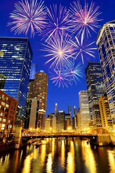 Vue sur la rivière Chicago en direction des feux d'artifice tirés sur le centre-ville à l'occasion des célébrations du nouvel an.