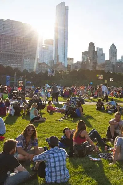 Les foules se rassemblent à Grant Park pour le Chicago Blues fest.