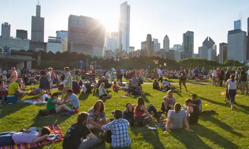Les foules se rassemblent à Grant Park pour le Chicago Blues fest.
