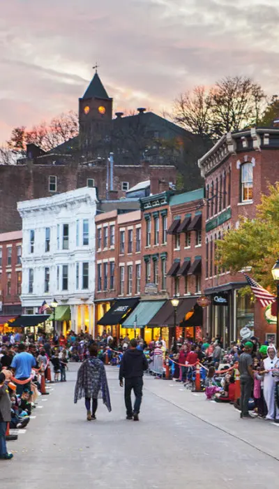 La rue principale de Galena est remplie de gens déguisés pour Halloween.