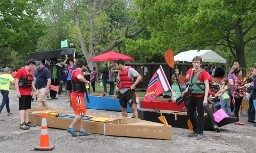 Personnes préparant un bateau en carton