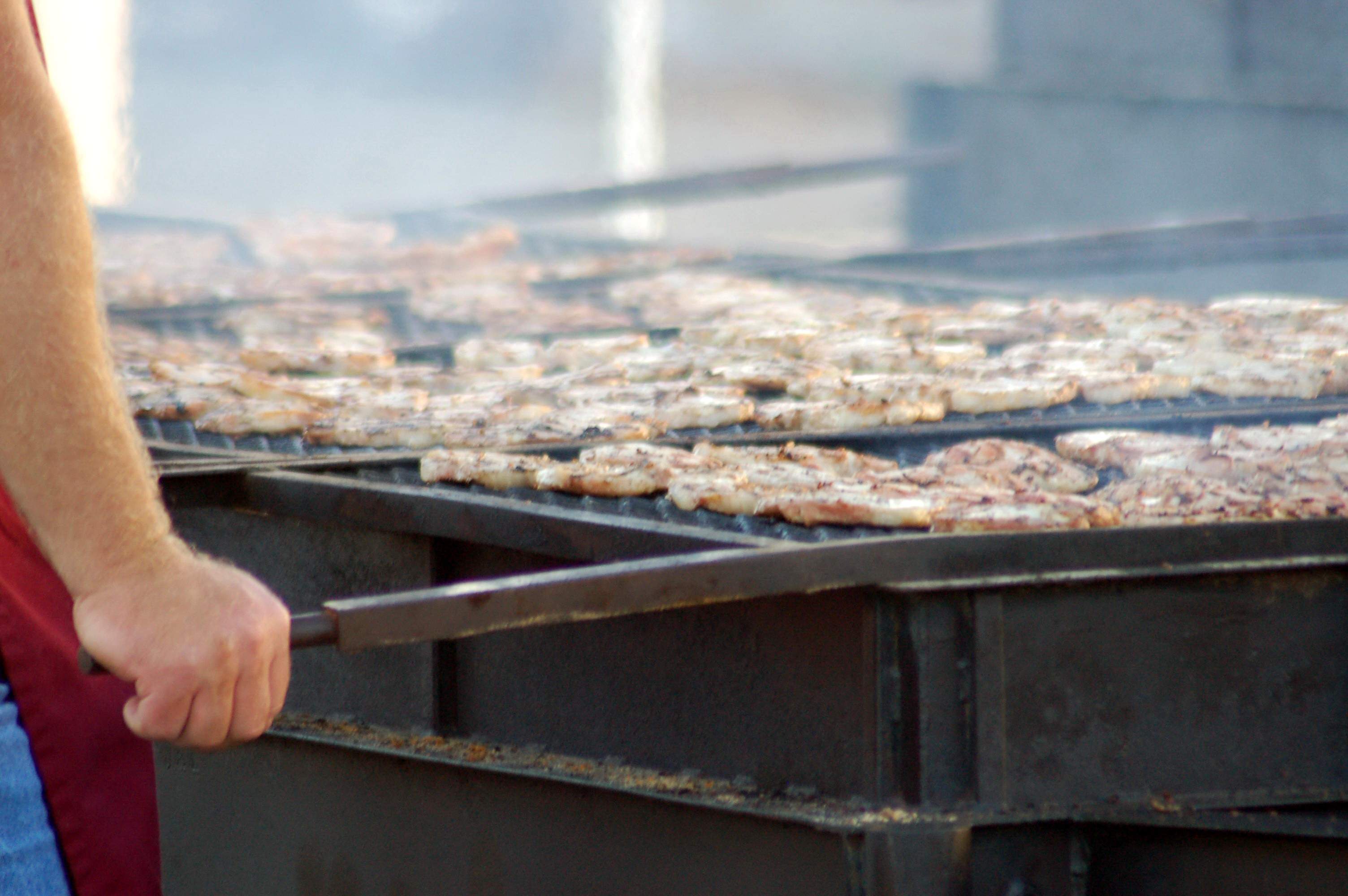Un cuisinier fait griller des côtelettes de porc lors des Kewanee Hog Days.