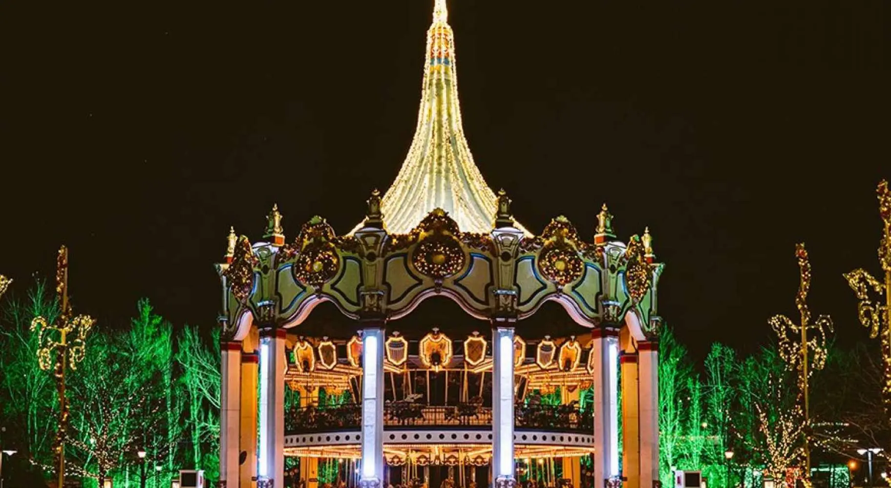 Lumières de Noël à Six Flags merry go round