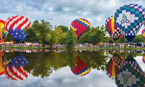 Des montgolfières entourent un lac (Photo Don Burkett)