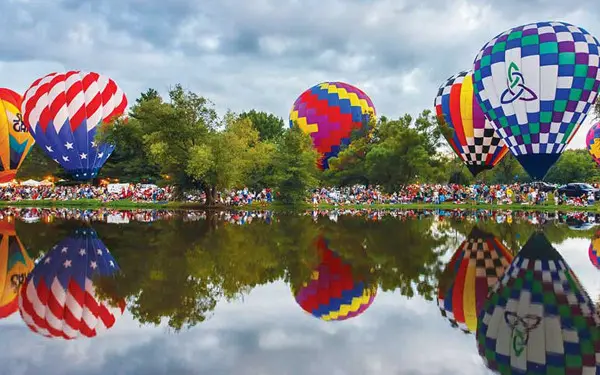 Des montgolfières entourent un lac (Photo Don Burkett)