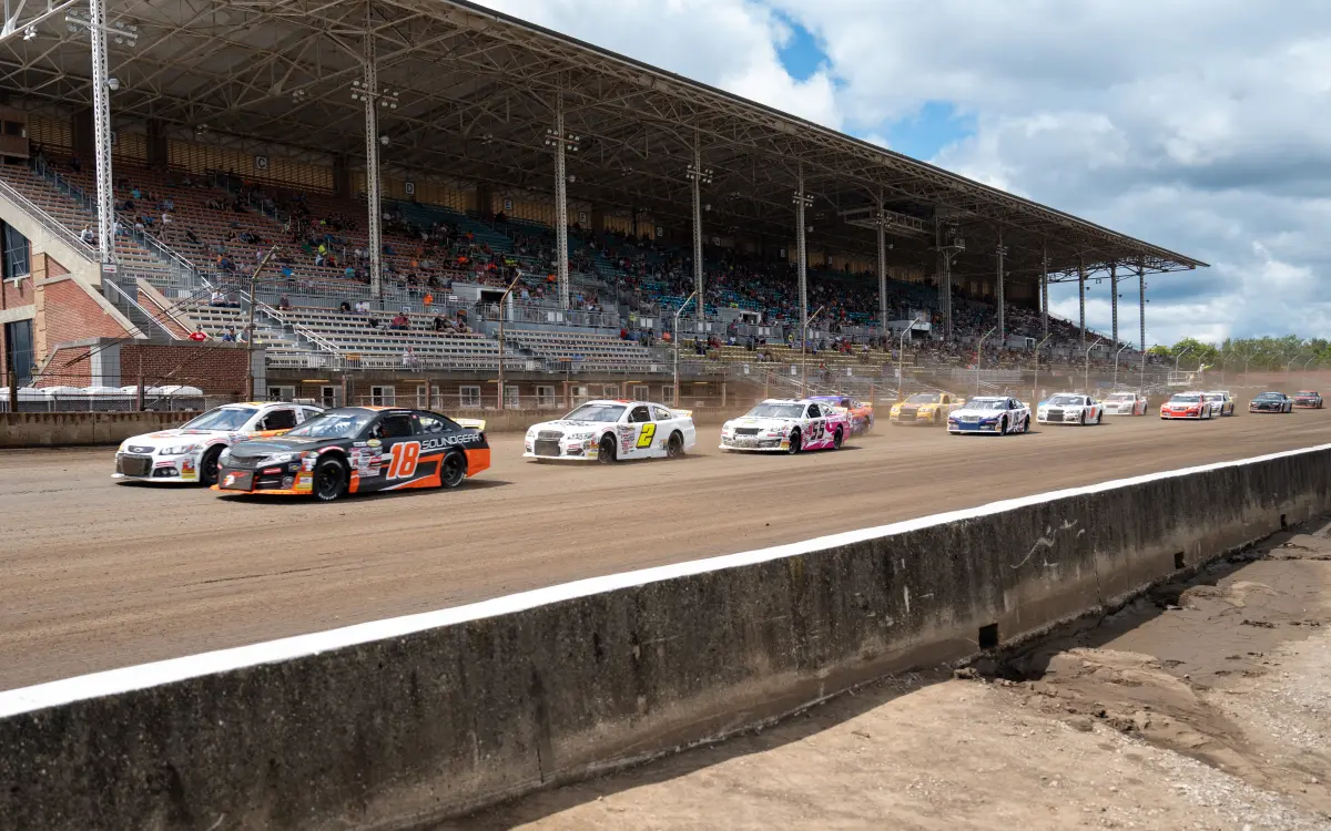 Des voitures sur un circuit