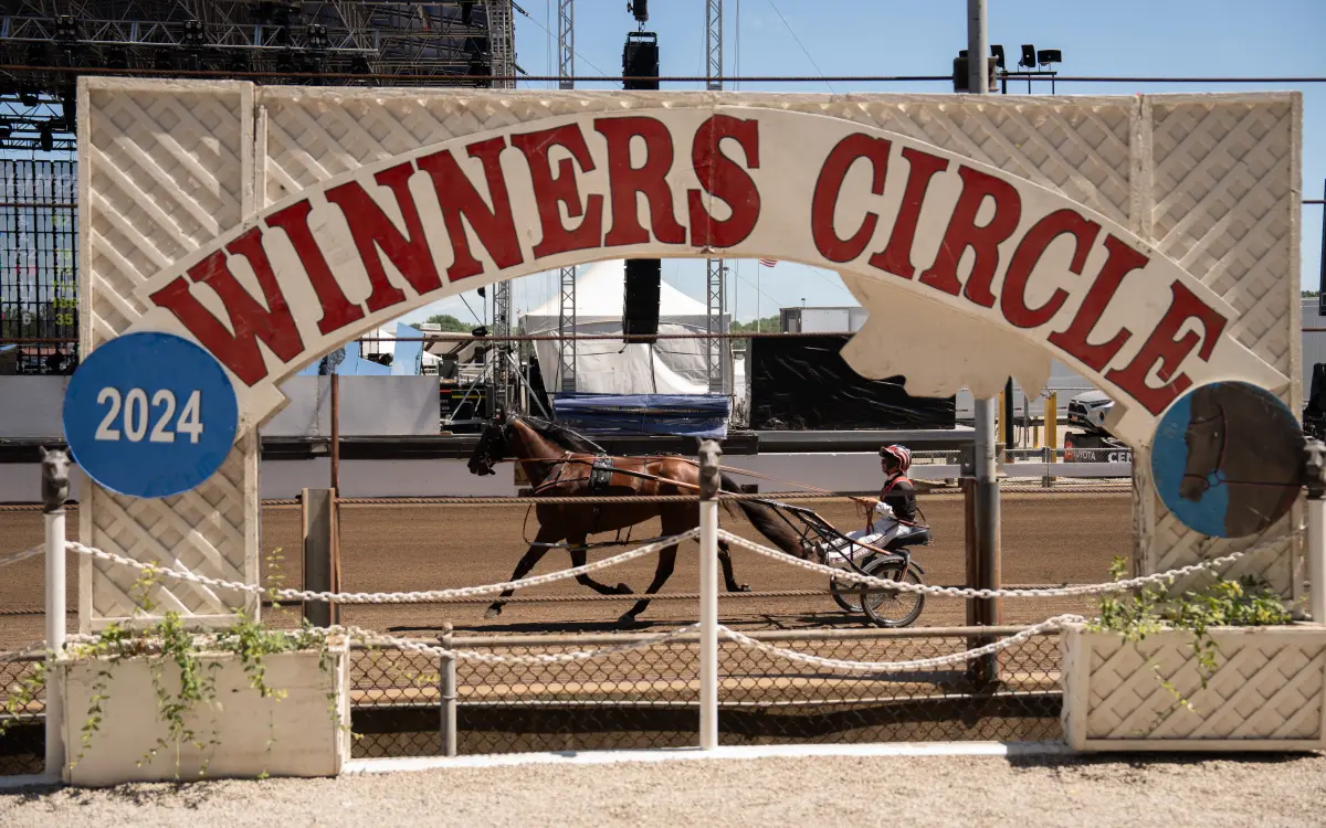 Un cheval court sur une piste